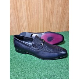 Black scales design loafers