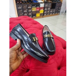 G ucci black leather loafers